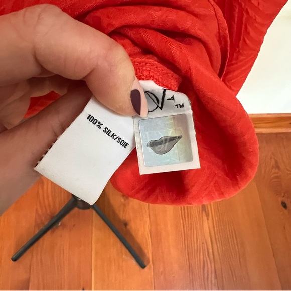 DVF tomato red silk texture shirt dress with self tie great condition! - Picture 4 of 8